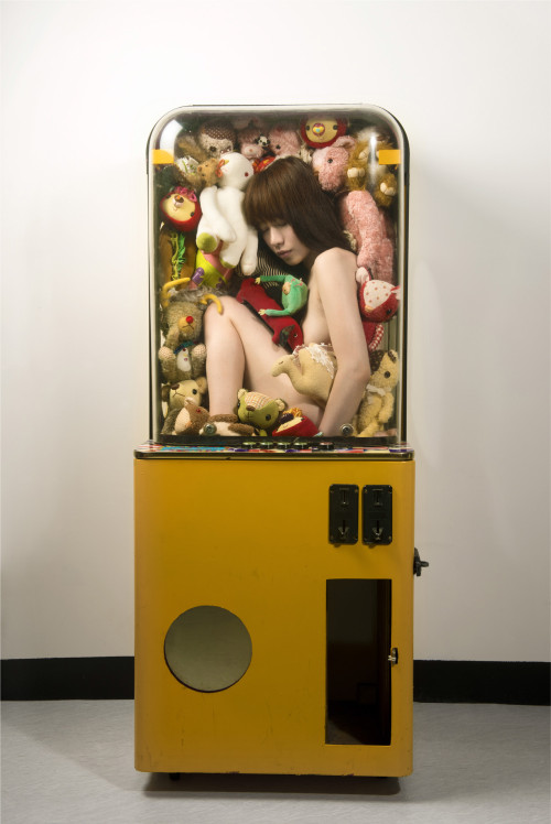 WANG CHIEN-YANG
Girl in Toy Claw Crane Machine
2009
Inkjet on Art Photography Paper
165x110cm

 