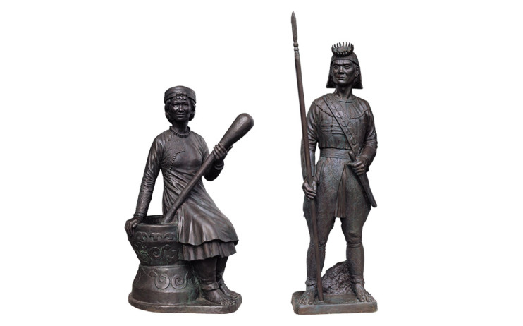 丘雲
左：魯凱族（女）右：魯凱族（男）
2006
銅
左：139x70x59cm 右：175x47x32cm
圖版提供：國立台灣博物館

 