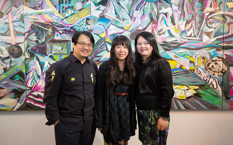 左起：尊彩藝術中心負責人余彥良、藝術家陳依純、尊彩藝術中心總經理陳菁螢