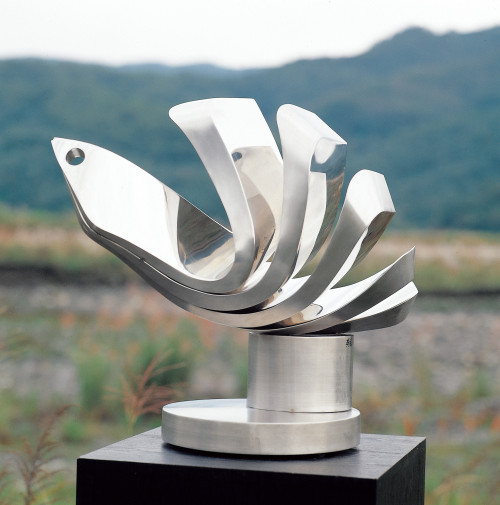 YANG YU-YU 

Phoenix into Sky (1)

1990

Stainless steel 

72x82x48cm



 