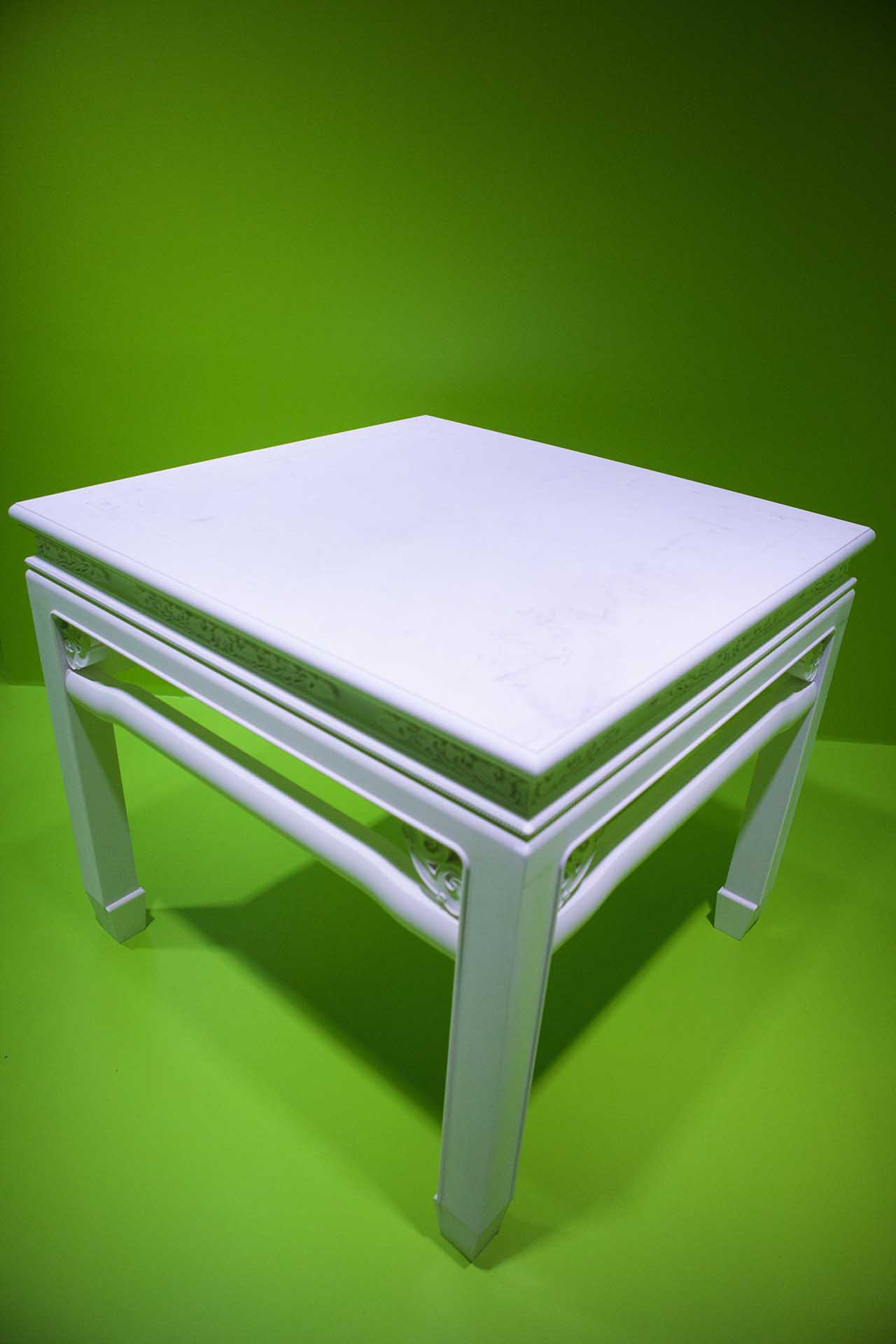許家維 鐵甲元帥－白色四方桌 裝置 桌子108x106x115cm、台座 148x146x30cm