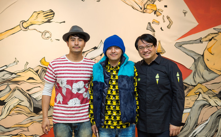 左起：藝人郭彥甫、藝人黃子佼、尊彩藝術中心負責人余彥良