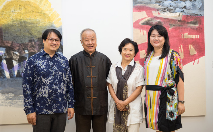 左起：尊彩藝術中心負責人余彥良、藝術家劉國松、藝術家李重重、尊彩藝術中心總經理陳菁螢